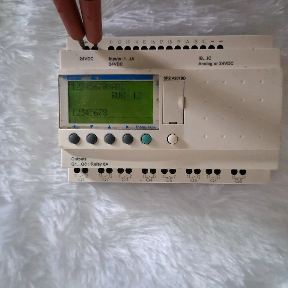 Telemecanique SR2 A201BD Smart Relay Zelio Logic 24VDC SR2A201BD